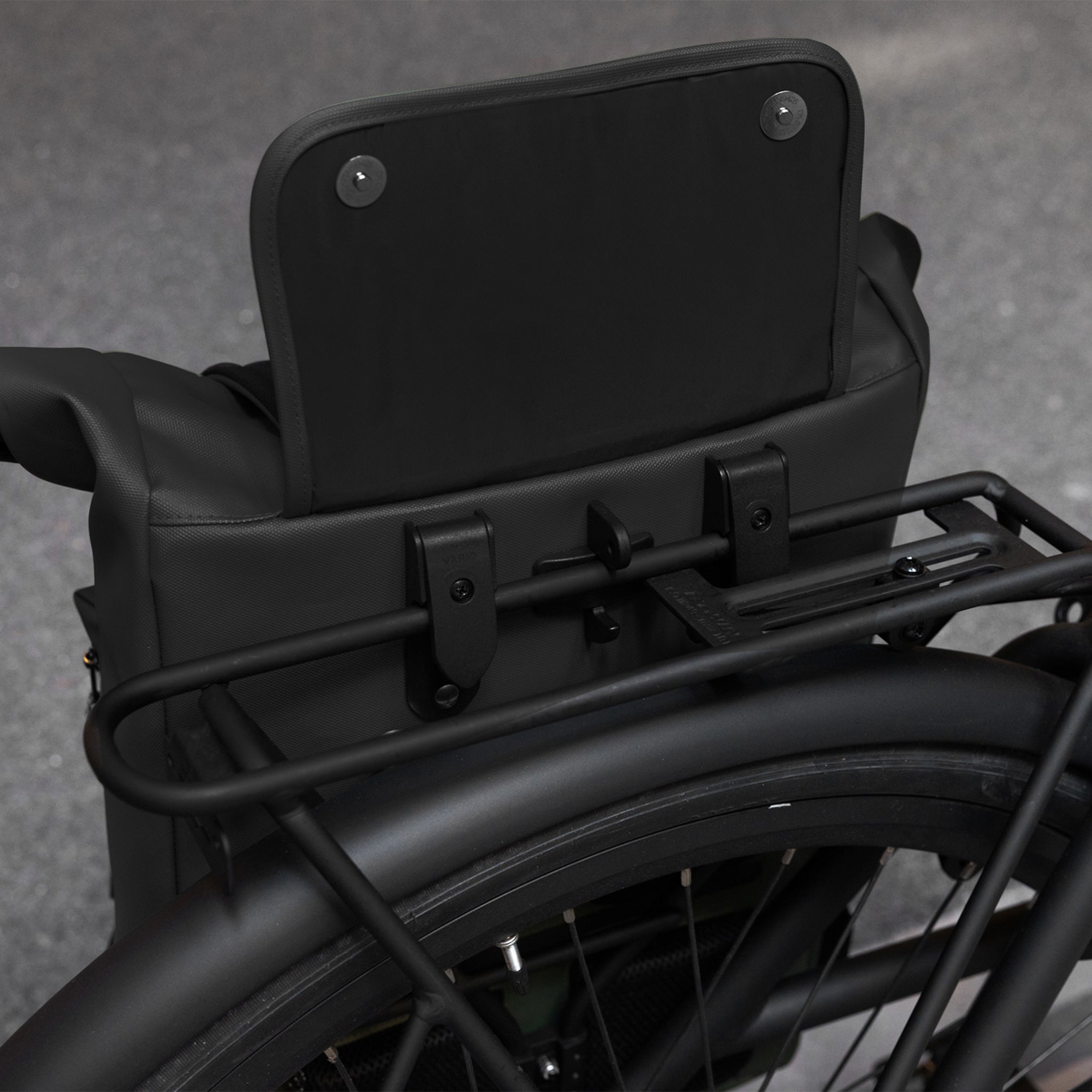 Urbanproof urban proof single rolltop tas 20l zwart gerecycled