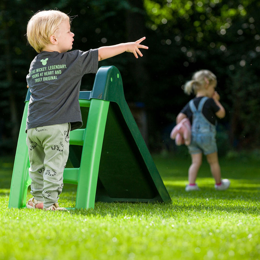 Swingende glijbaan met trap groen