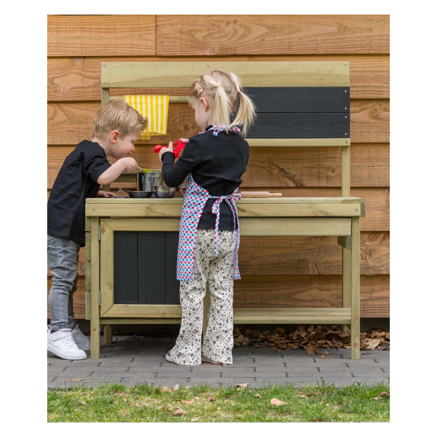 Swingende houten speelkeuken voor buiten