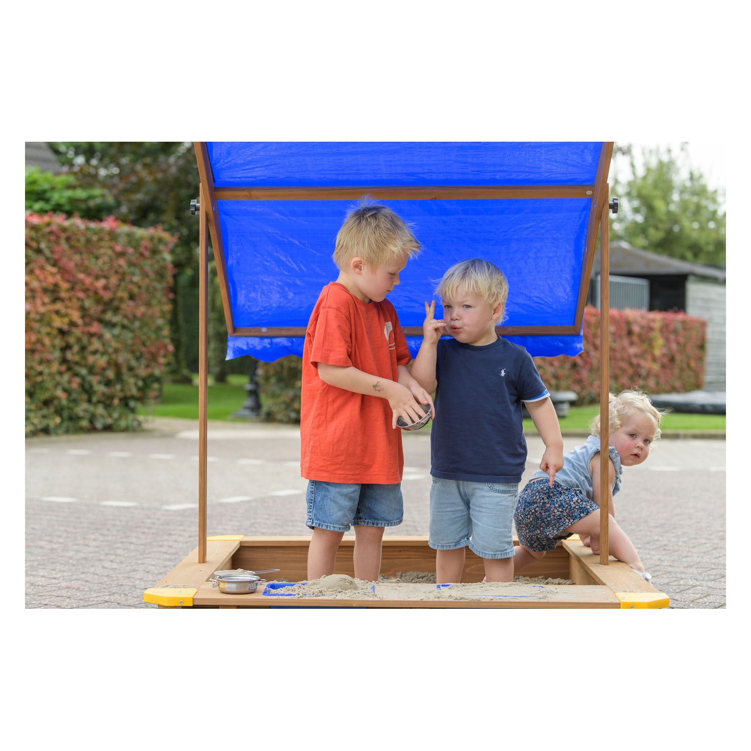 Swingende houten zandbak met waterbakken en afdekzeil
