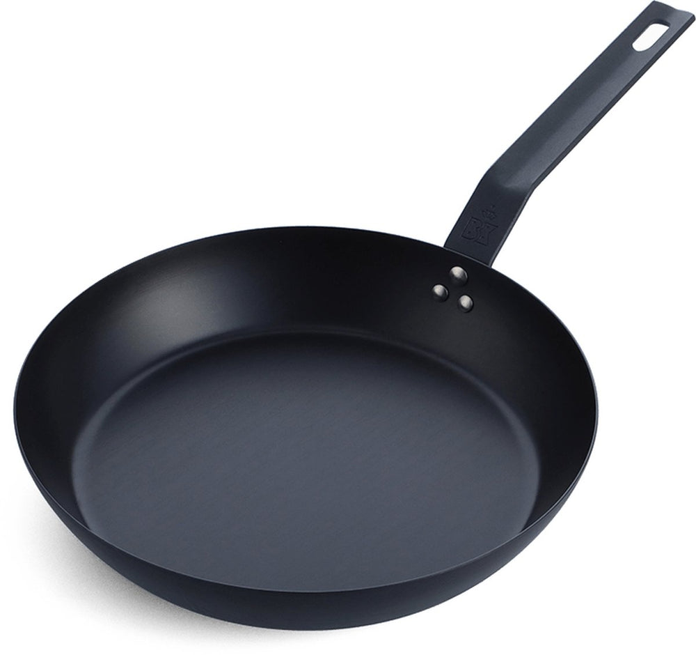 Bk solid steel bbq koekenpan 28cm - plaatstaal - carbon staal - gietijzer handgreep - ovengeschikt tot 230°c - barbecue - handwas - bbq set