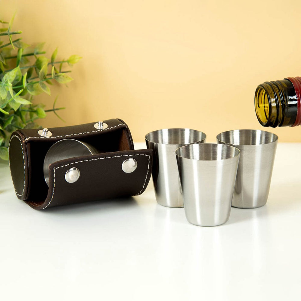 Kikkerland shotglas - set van 4 - inclusief leren hoes - roestvrij staal - makkelijk mee te nemen - cadeau voor man