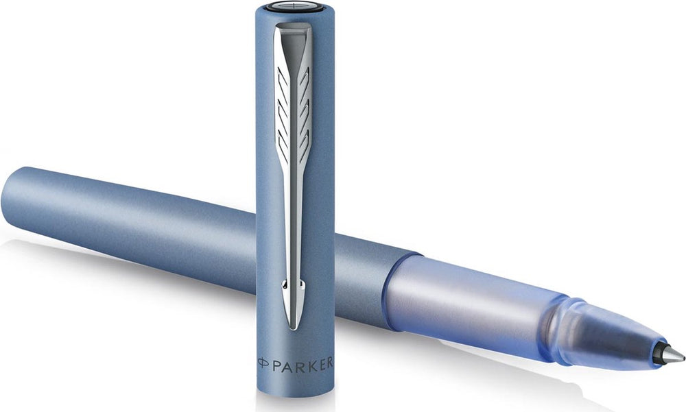 Parker vector xl rollerballpen | metallic zilverblauwe lak op messing met chroom detail | fijne penpunt met zwarte inkt navulling | cadeauverpakking