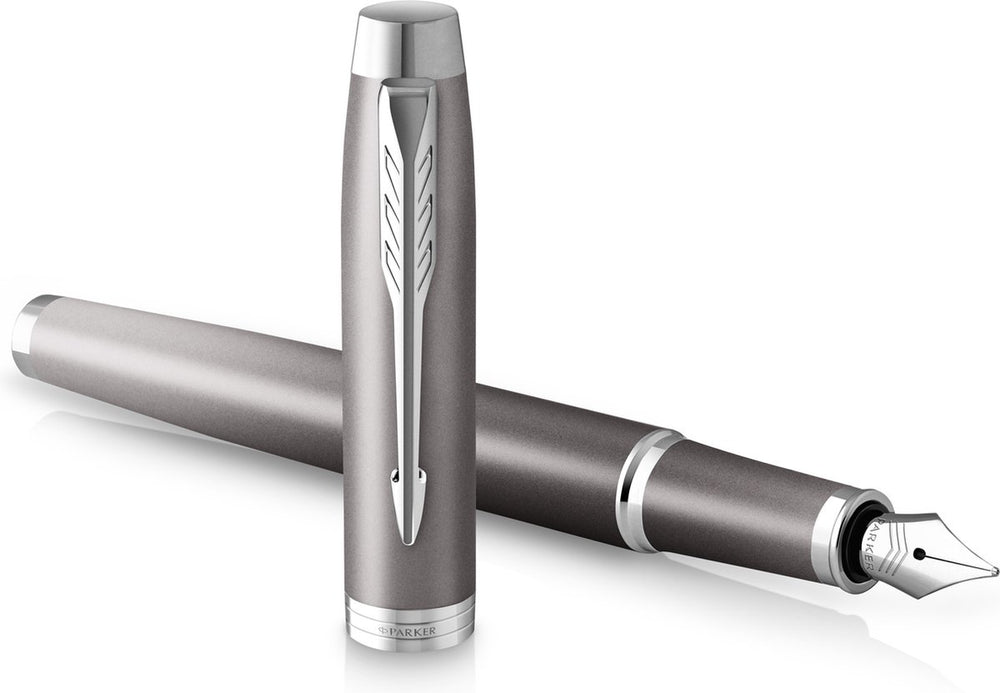 Parker im writing rituals vulpen | grijze afwerking met kleurverloop en verchroomd detail | fijne punt | blauwe inkt | met geschenkdoos