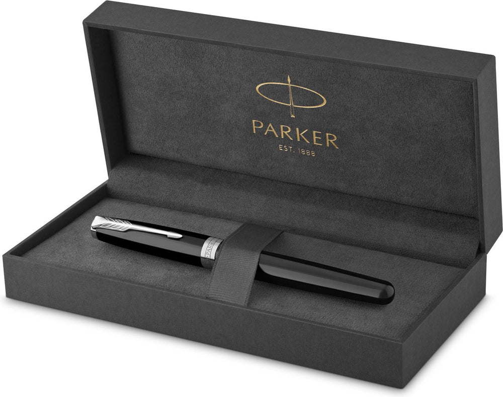 Parker sonnet vulpen, metaal en zwarte lak met palladiumdetails, roestvrijstalen medium penpunt