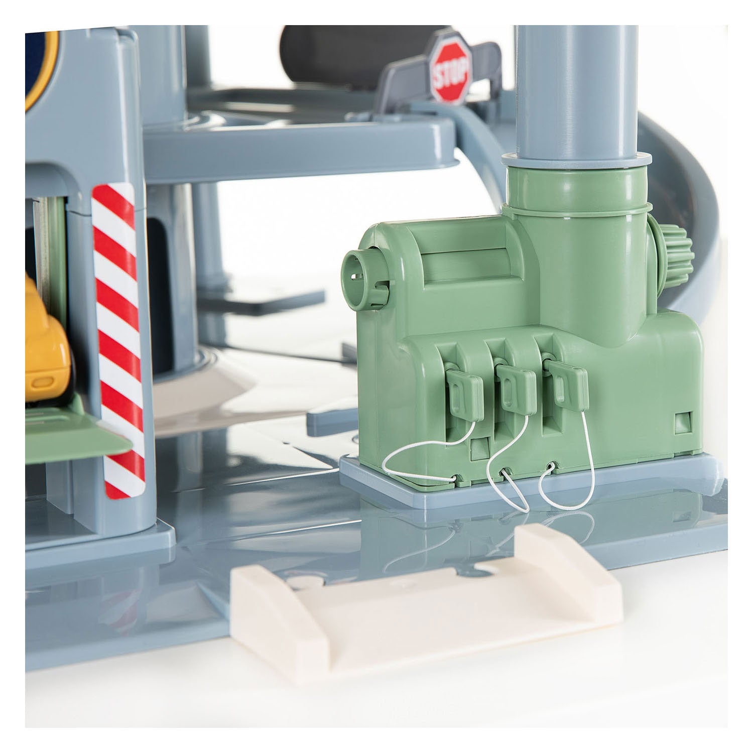 Cavallino garagetoren met 7 verdiepingen en auto's pastelkleuren