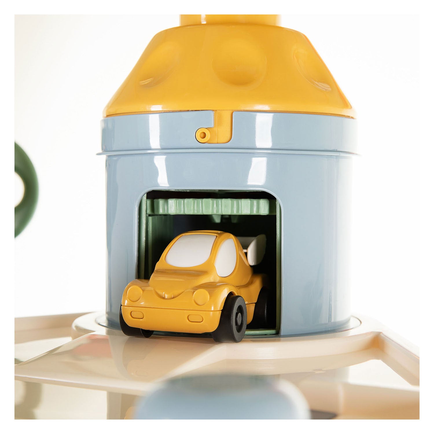 Cavallino garagetoren met 7 verdiepingen en auto's pastelkleuren