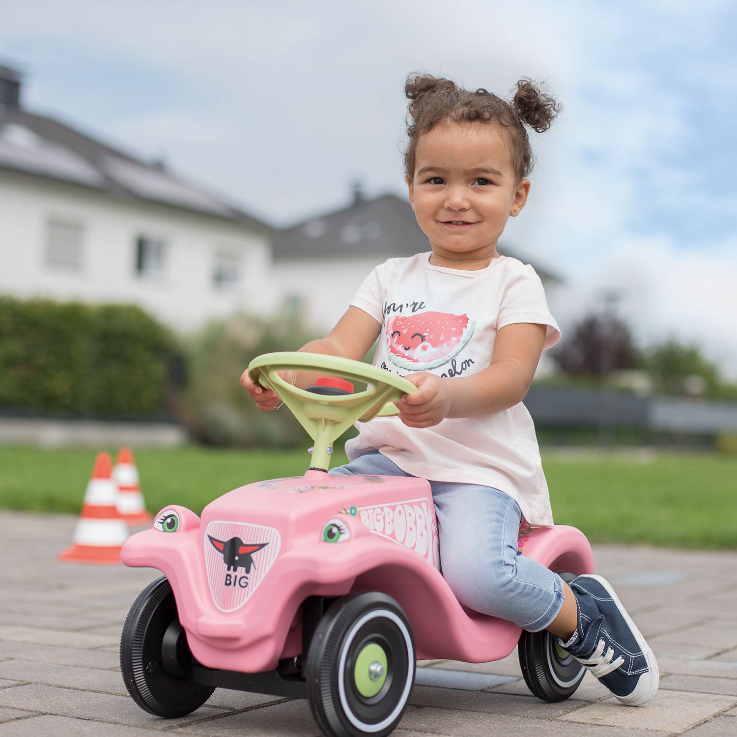 Grote Bobby auto klassieke bloemenloopauto
