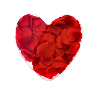Rozenblaadjes rood in geschenkverpakking hart