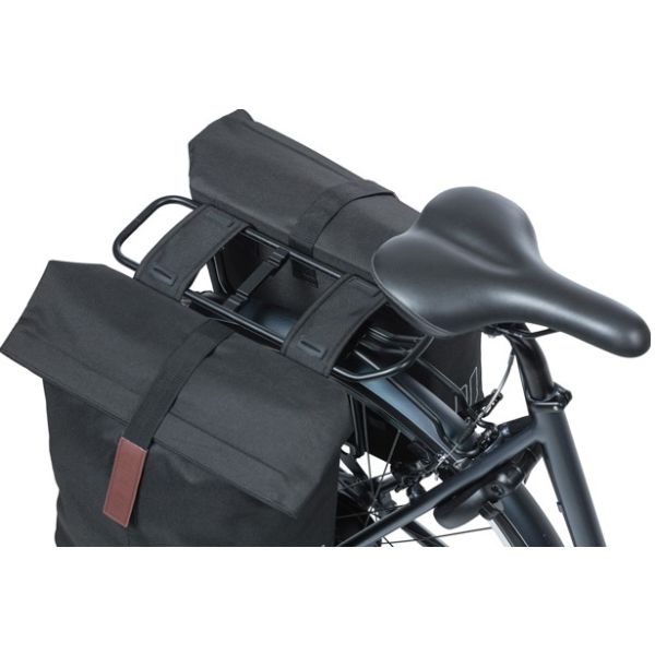 Basil City dubbele fietstas - waterafstotend polyester - zwart - Universal Bridge systeem - 28-32L