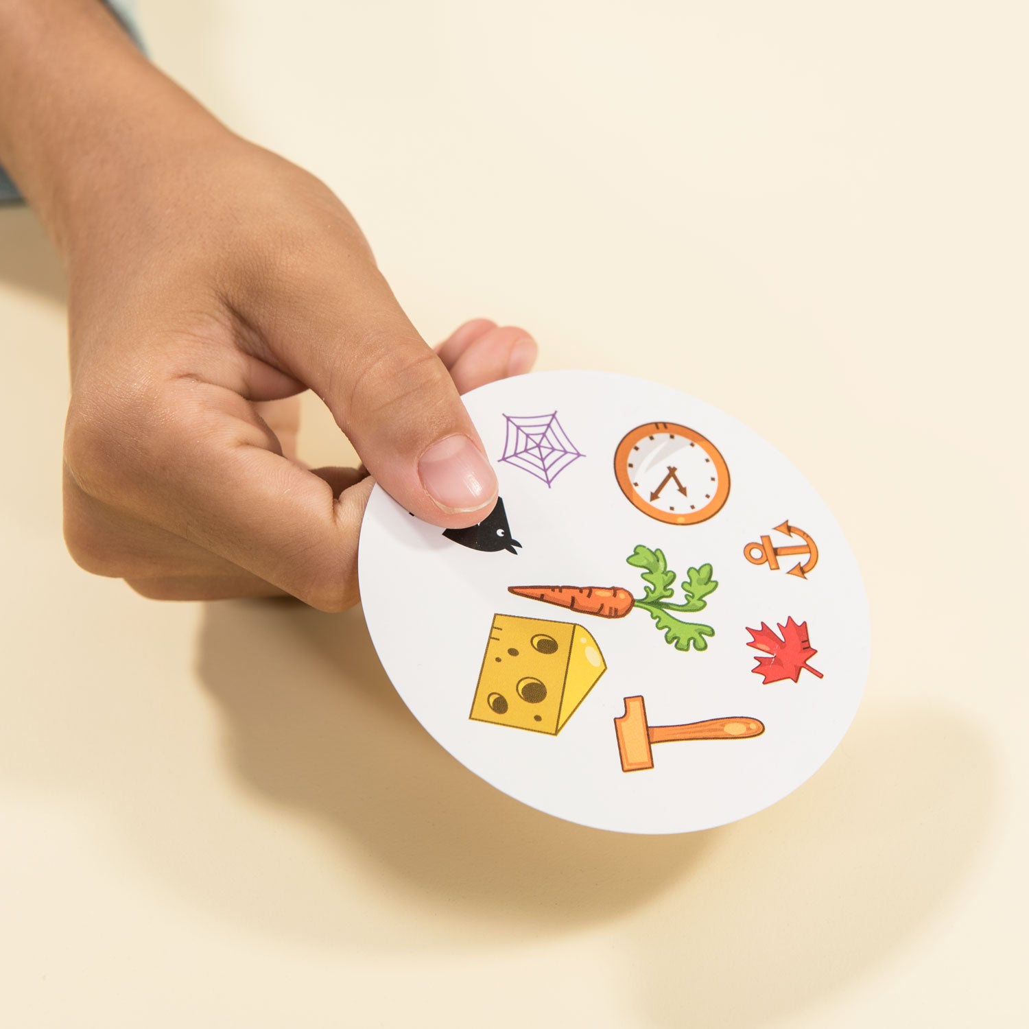 Zygomatic board game studio dobble classic – nederlandstalig kaartspel voor 2 tot 8 spelers - leuk familiespel vanaf 6 jaar - het razendsnelle zoekspel voor het hele gezin