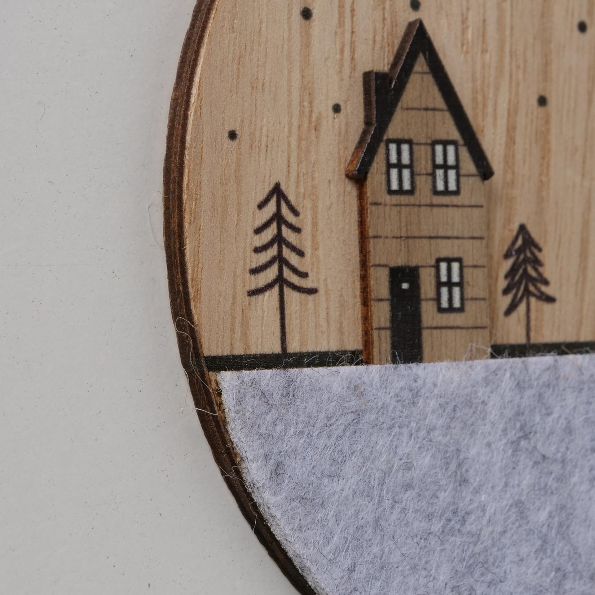 Boltze home decoratieve hanger homewood in de vorm van kerstbal met dessin van huisjes met kerstbomen- gemaakt van hout en vilt - dia 12cm
