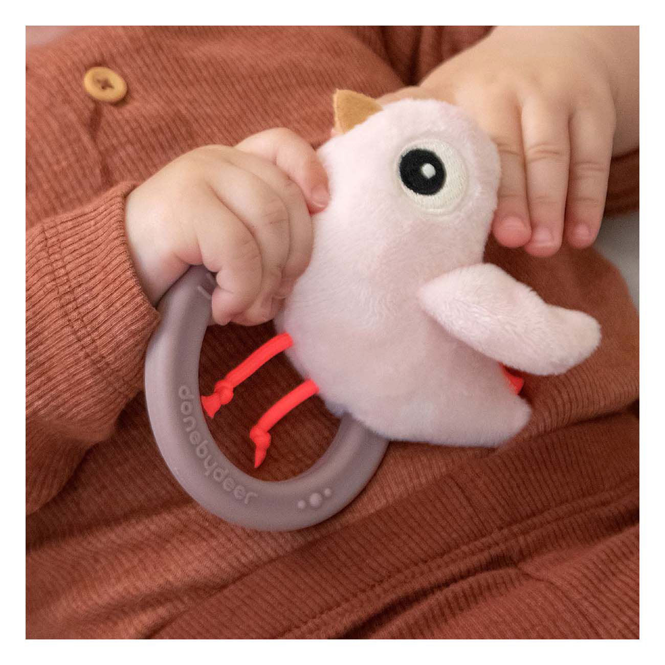 Gedaan door hert rammelaar met koord birdee roze