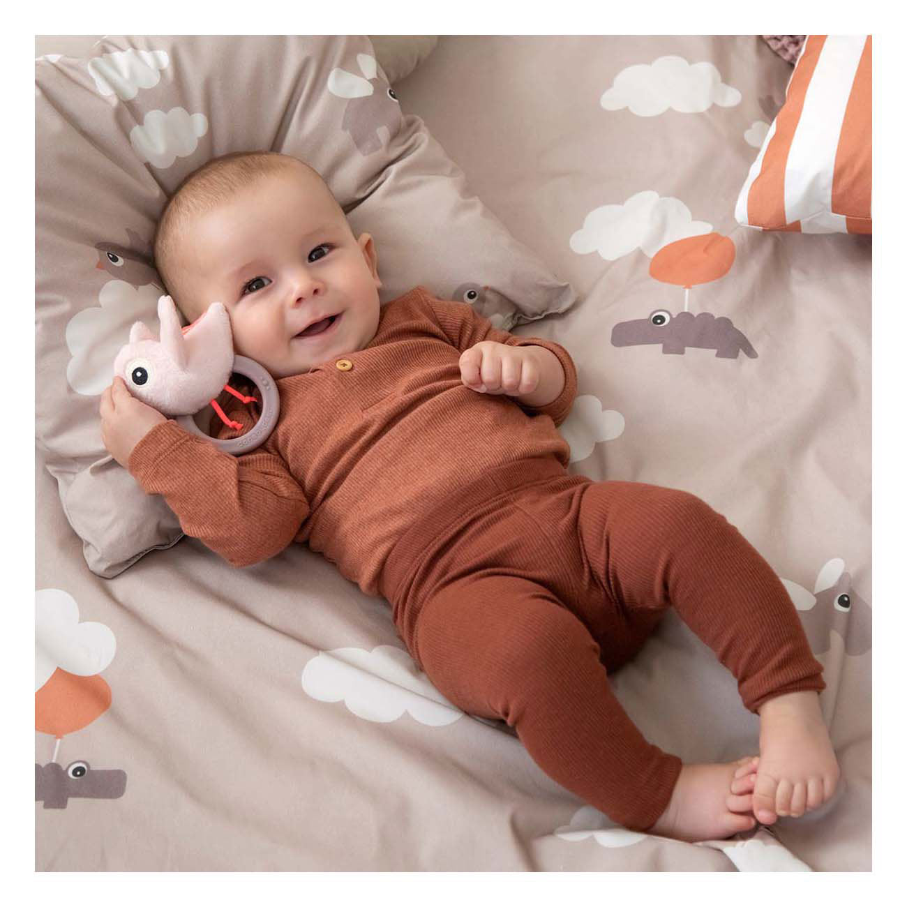 Gedaan door hert rammelaar met koord birdee roze