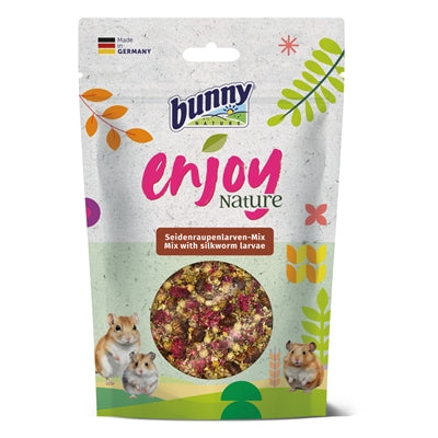 Bunny nature geniet van natuurmix met zijderups larven
