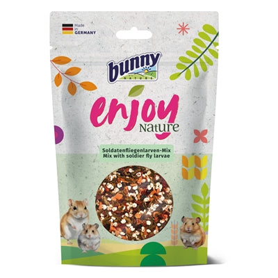 Bunny nature geniet van de natuurmix met soldaatvlieglarven