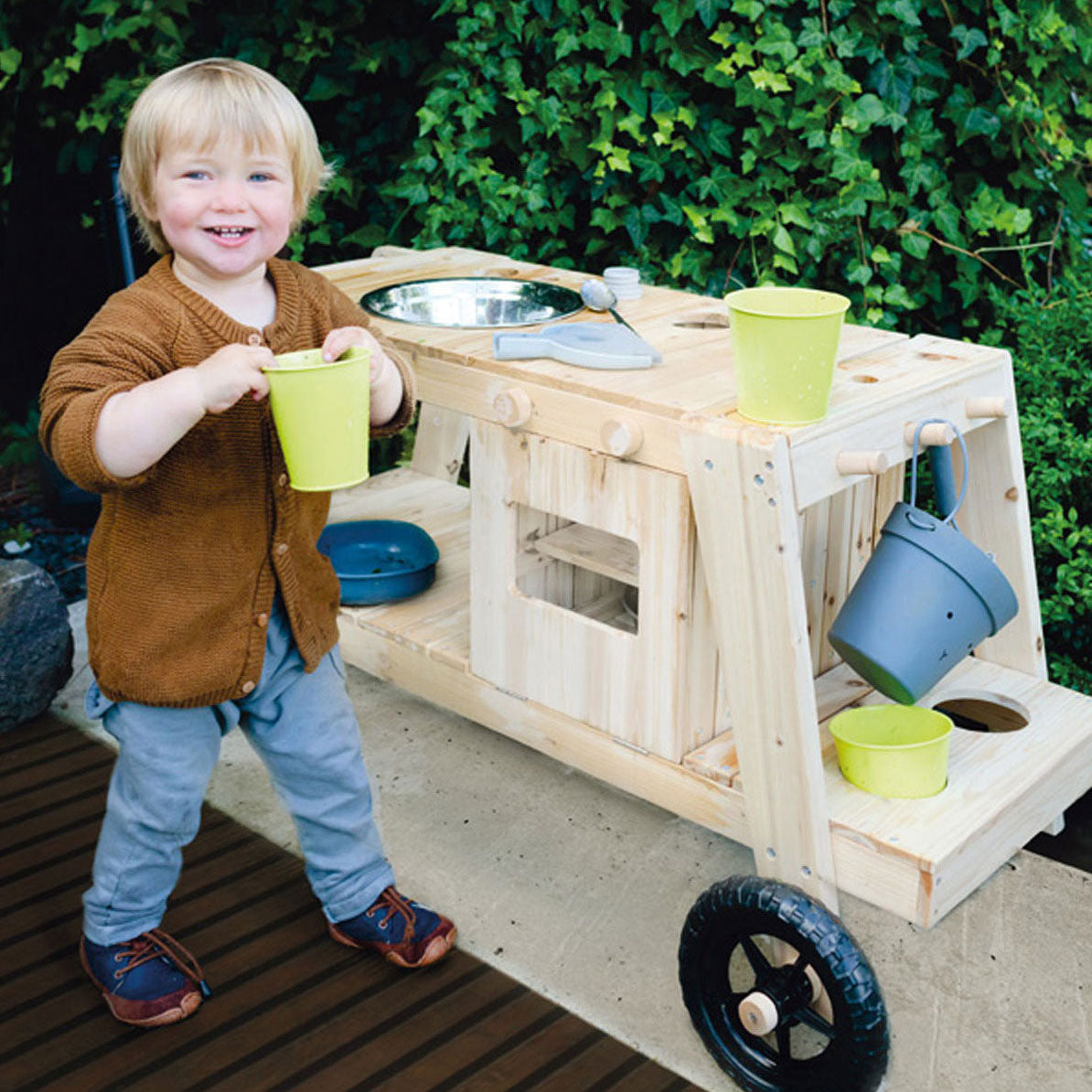 Kleine voet - modder buitenspeelkeuken