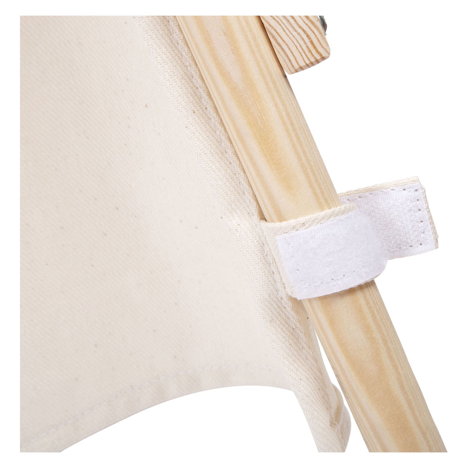 Small foot - houten tipi tent buiten