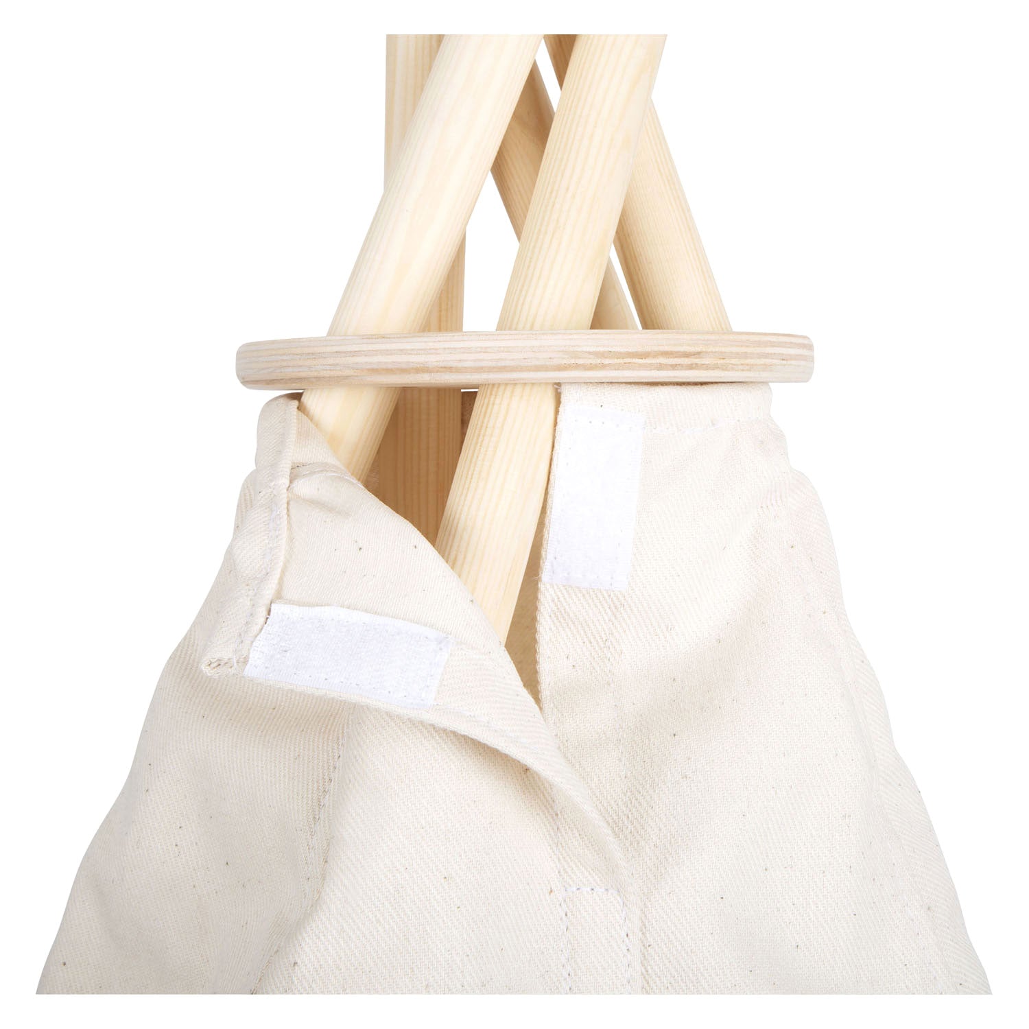 Small foot - houten tipi tent buiten