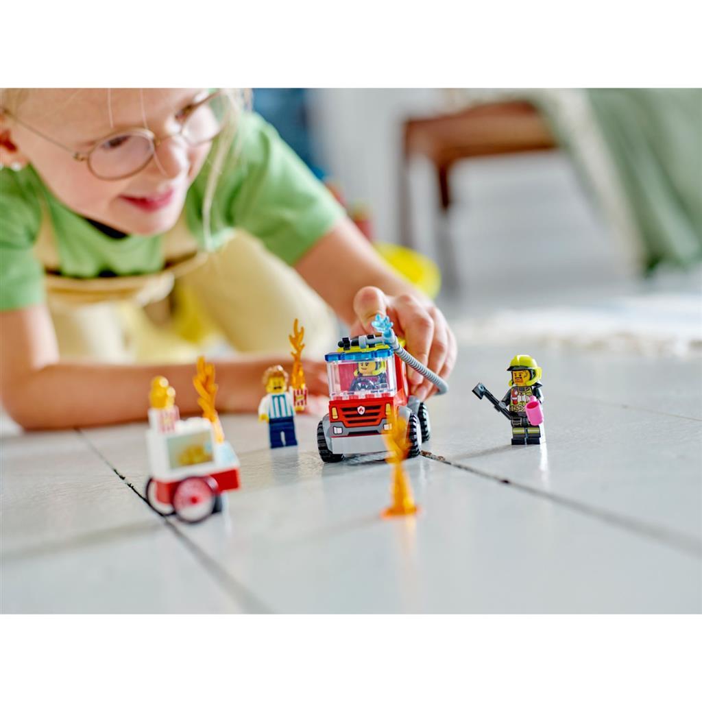 LEGO City 60375 De Brandweerkazerne en de Brandweerwagen