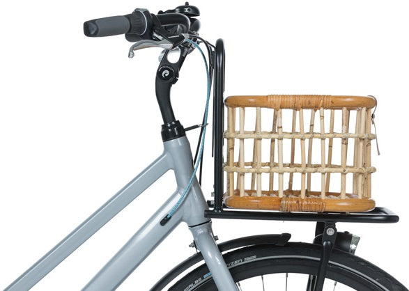 Basil Green Life - rotan fietsmand - medium - voorop natuurlijk bruin