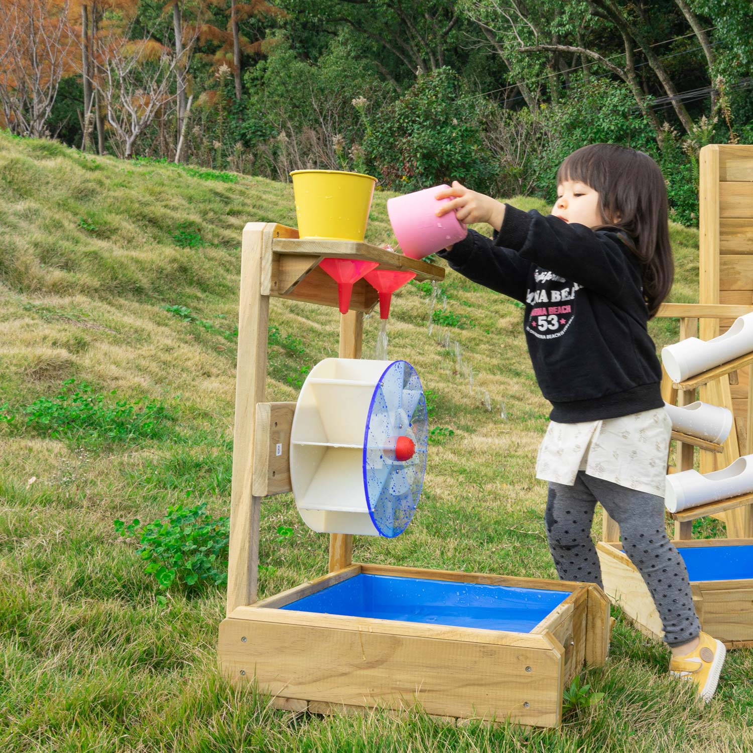 Klassieke wereld houten watertafel met trechters en watermolen