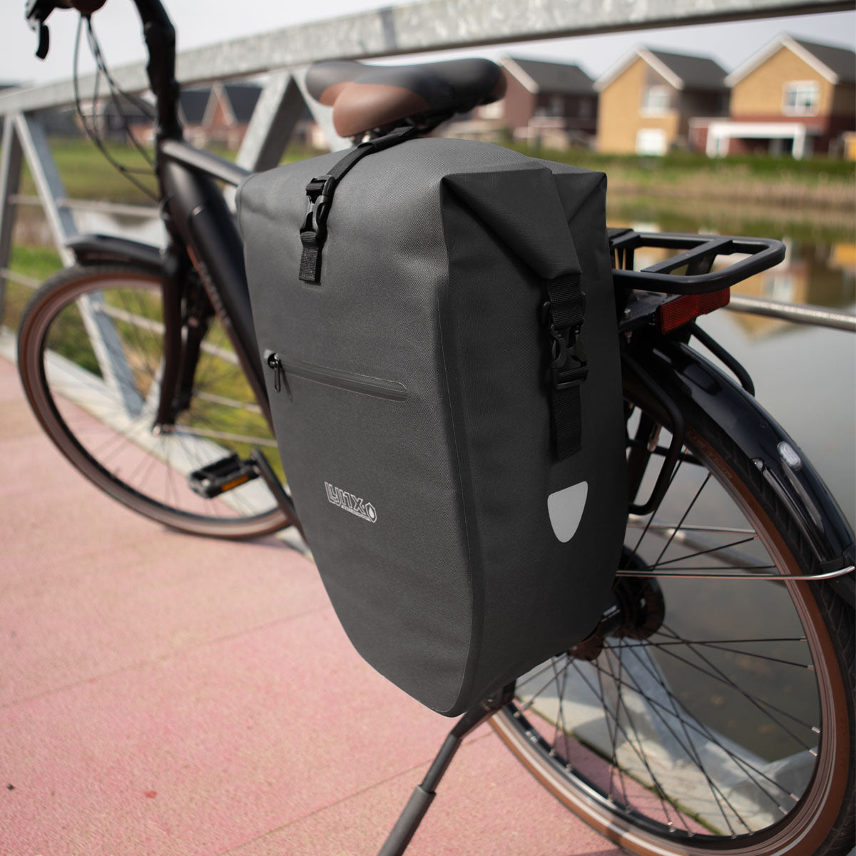Lynx fietstas enkel tpu 28l zwart waterdichte e-bike hooi