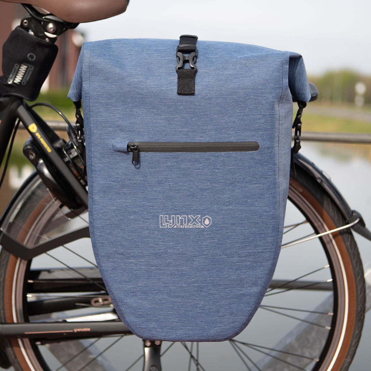 Lynx fietstas enkel tpu 28l blauw waterdichte e-bike hooi