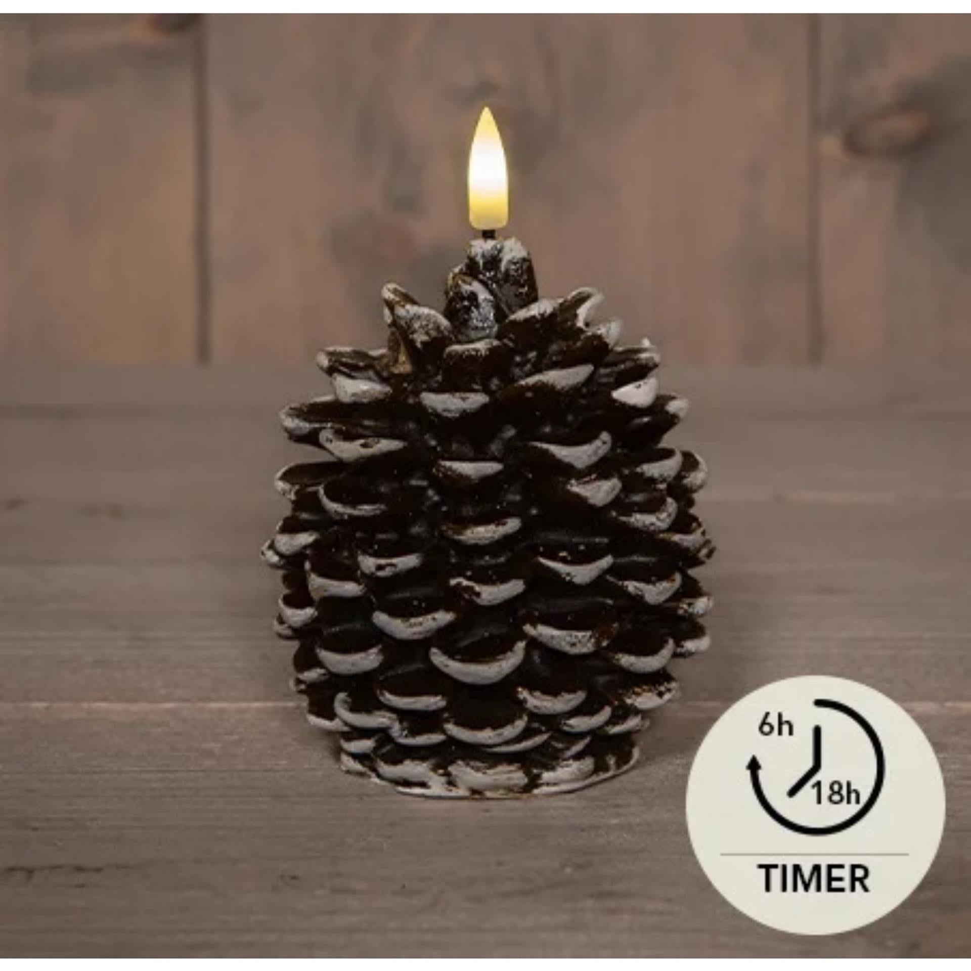 Anna's collection led kaars dennenappel 3d vlam op batterij met timer 8,5x10cm bruin