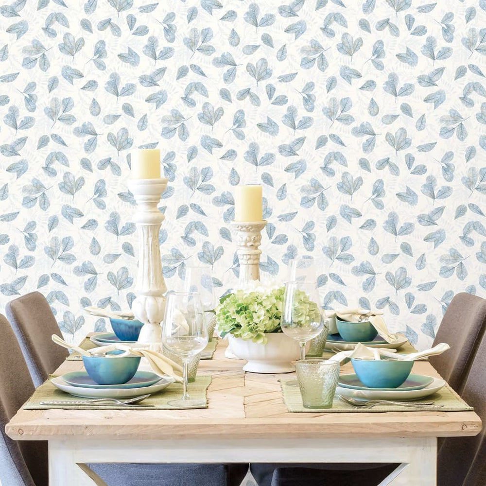 Noordwand behang groenblijvende bladeren wit en blauw