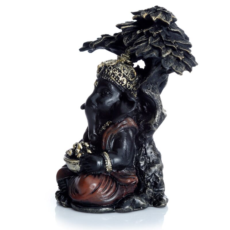 Zwart goud ganesh stromend onder boom