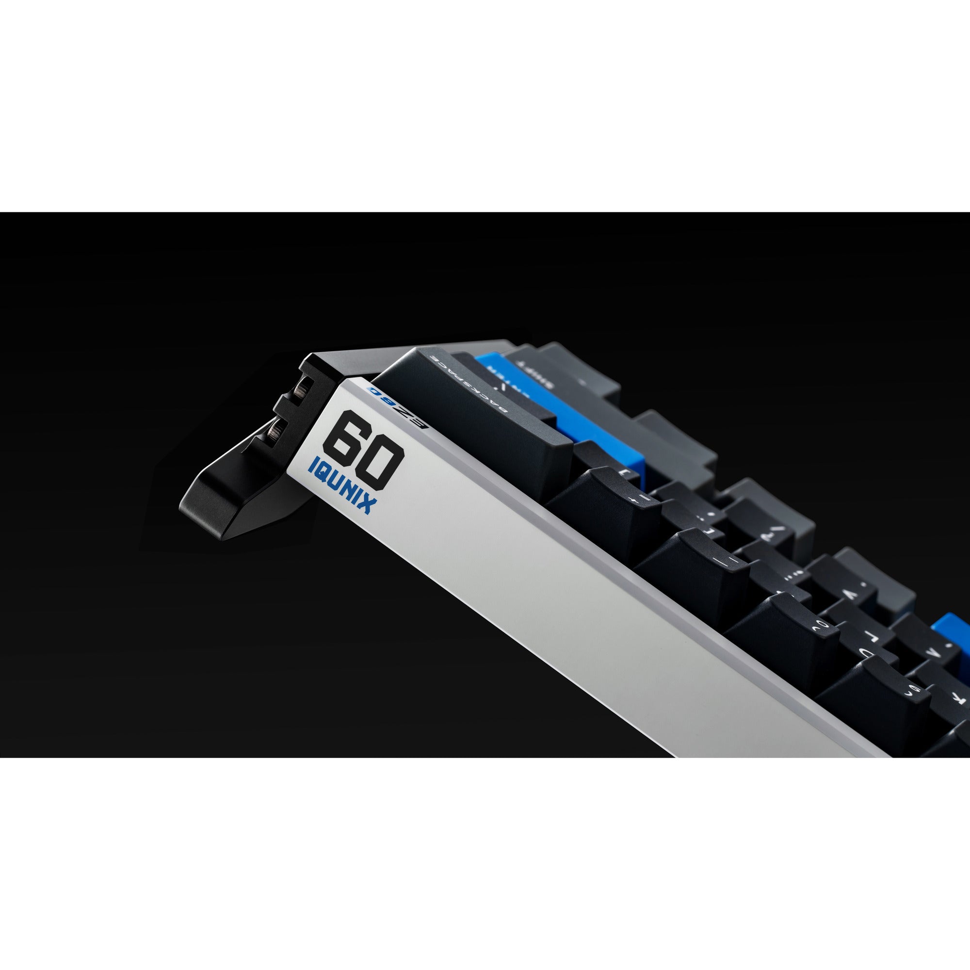 Iqunix ez60 magnetic switch gaming he keyboard, gaming toetsenbord (zwart blauw, us lay-out, us-international, gateron magnetic jade pro, 60%, rgb, double shot pbt keycaps)