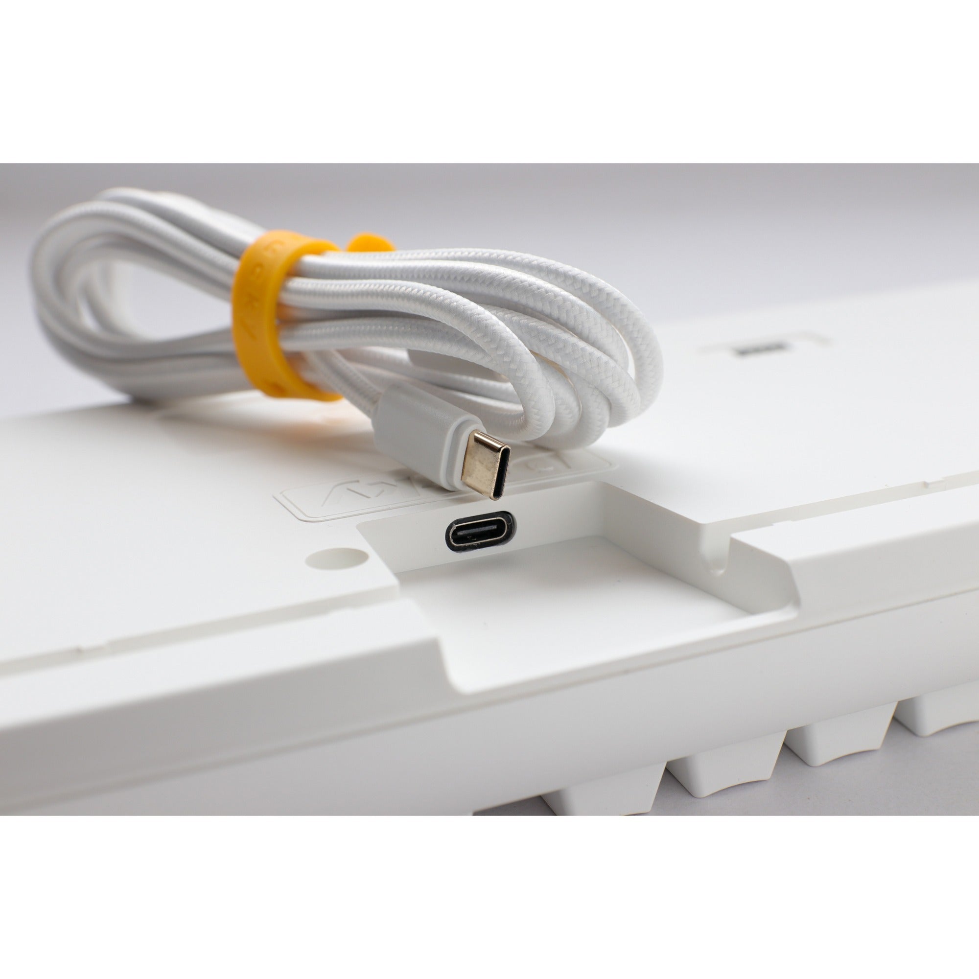 Ducky one 3 classic pure white tkl, toetsenbord (wit, us lay-out, cherry mx red, rgb led, double-shot pbt, hot-swappable, quack mechanics, 80%)