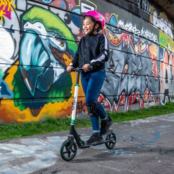 Grote opstapvoetrem met wielen junior wit zwart