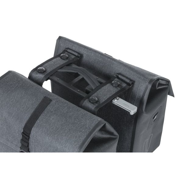 Basil dubbele fietstas urban dry mik 50 liter - houtskool