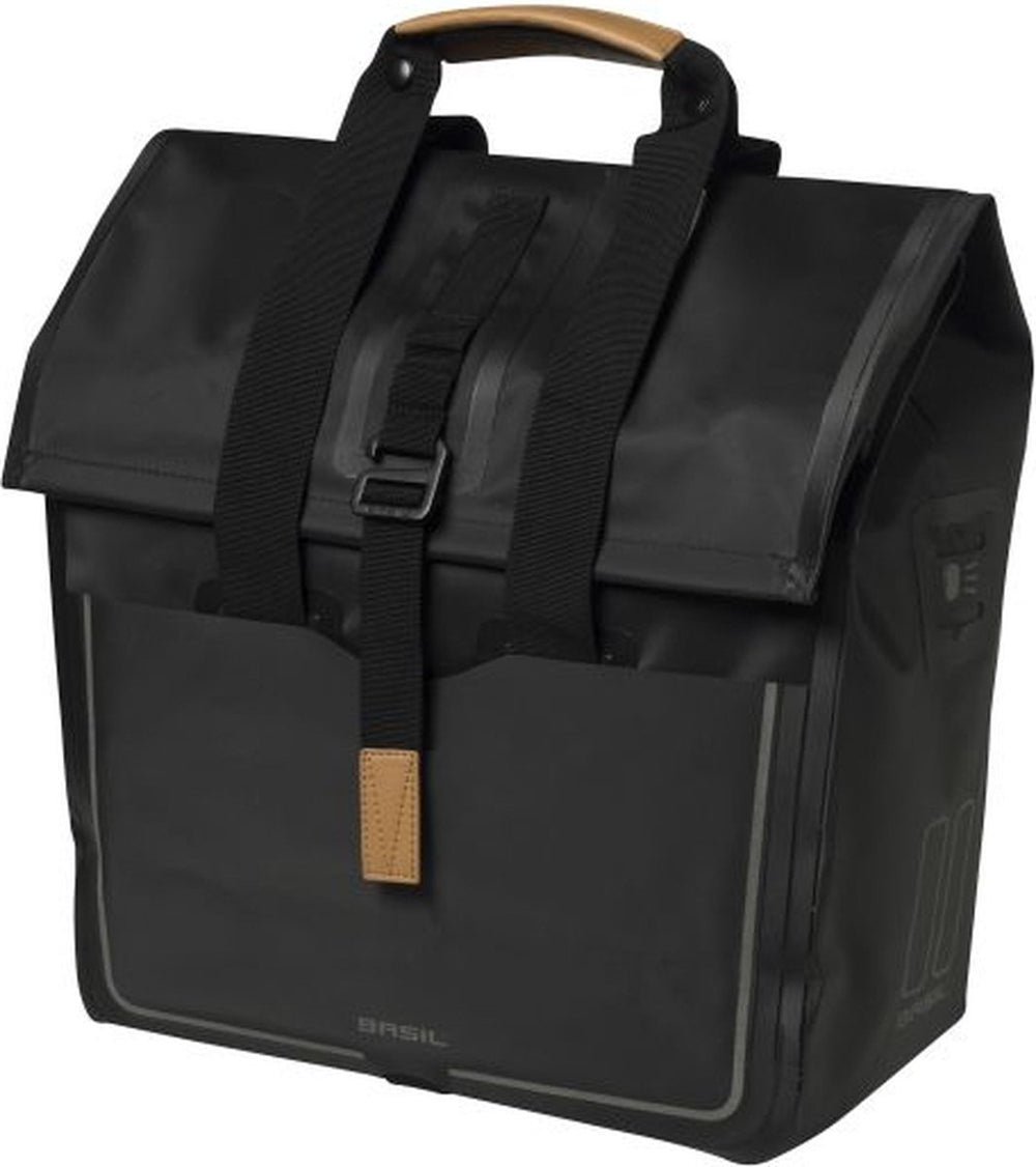 Basil Urban Dry Shopper - waterdichte fietsshopper, vegan leather details, verstelbare sluiting, reflectie, mat zwart