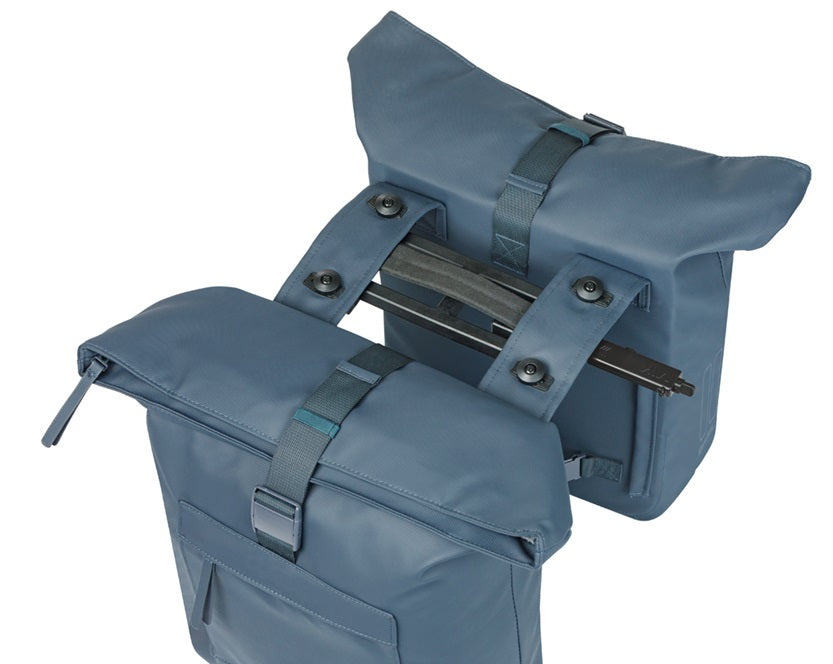 Basil dubbele fietstas brooklyn mik 41l 14 x 30 x 37 cm - blauw