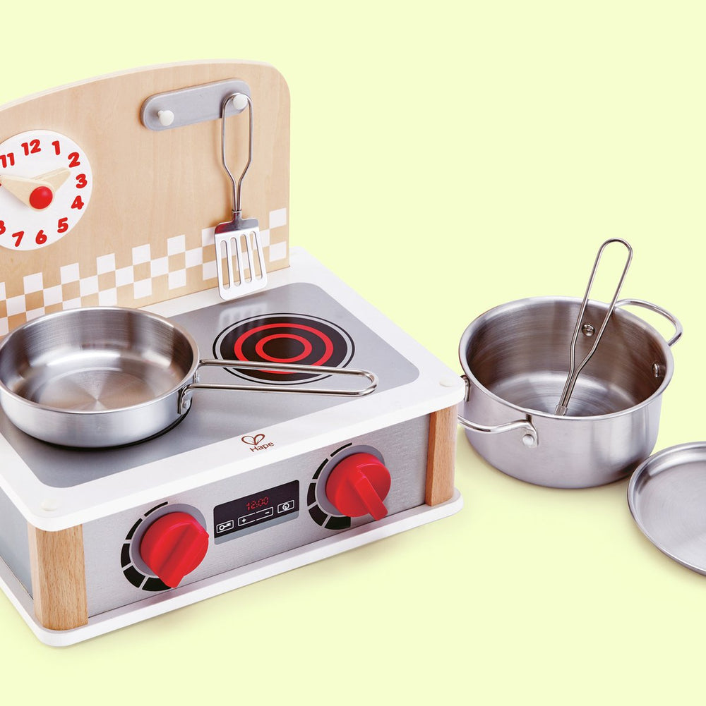 Hape 2-in-1 keuken barbecue set - speelgoedkeuken met metalen accessoires, klikknopjes en klok, vanaf 3 jaar