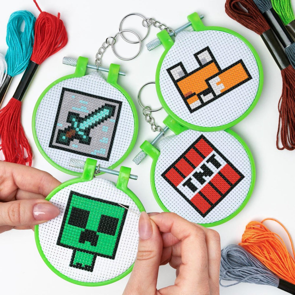 Paladone minecraft cross stitch charms set (4‑pack) – officieel gelicentieerde diy knutselset met creeper, tnt, fox sword-