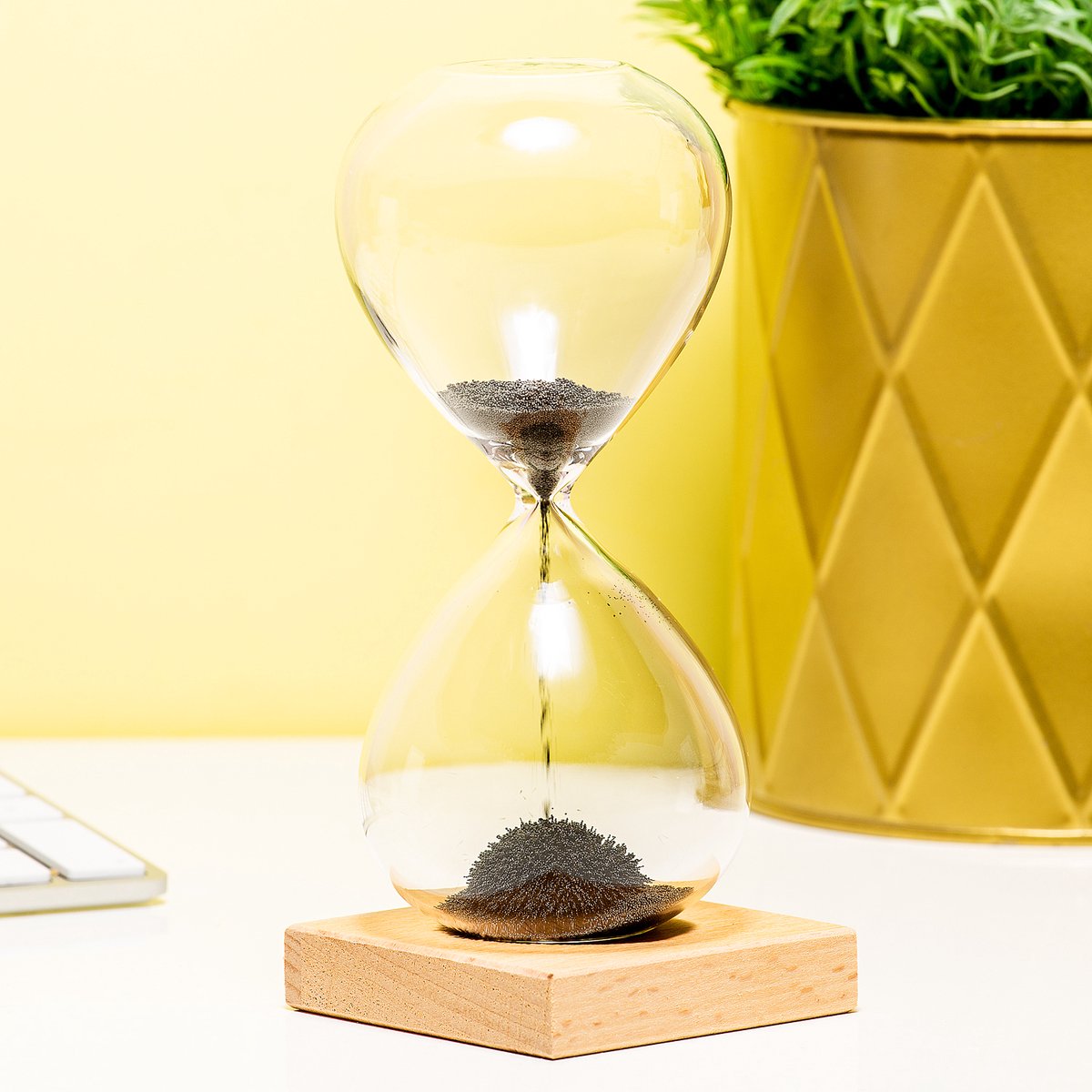 Kikkerland magnetische zandloper - woonaccessoires - houten standaard - 1 minuut - trendy - vaderdag cadeau