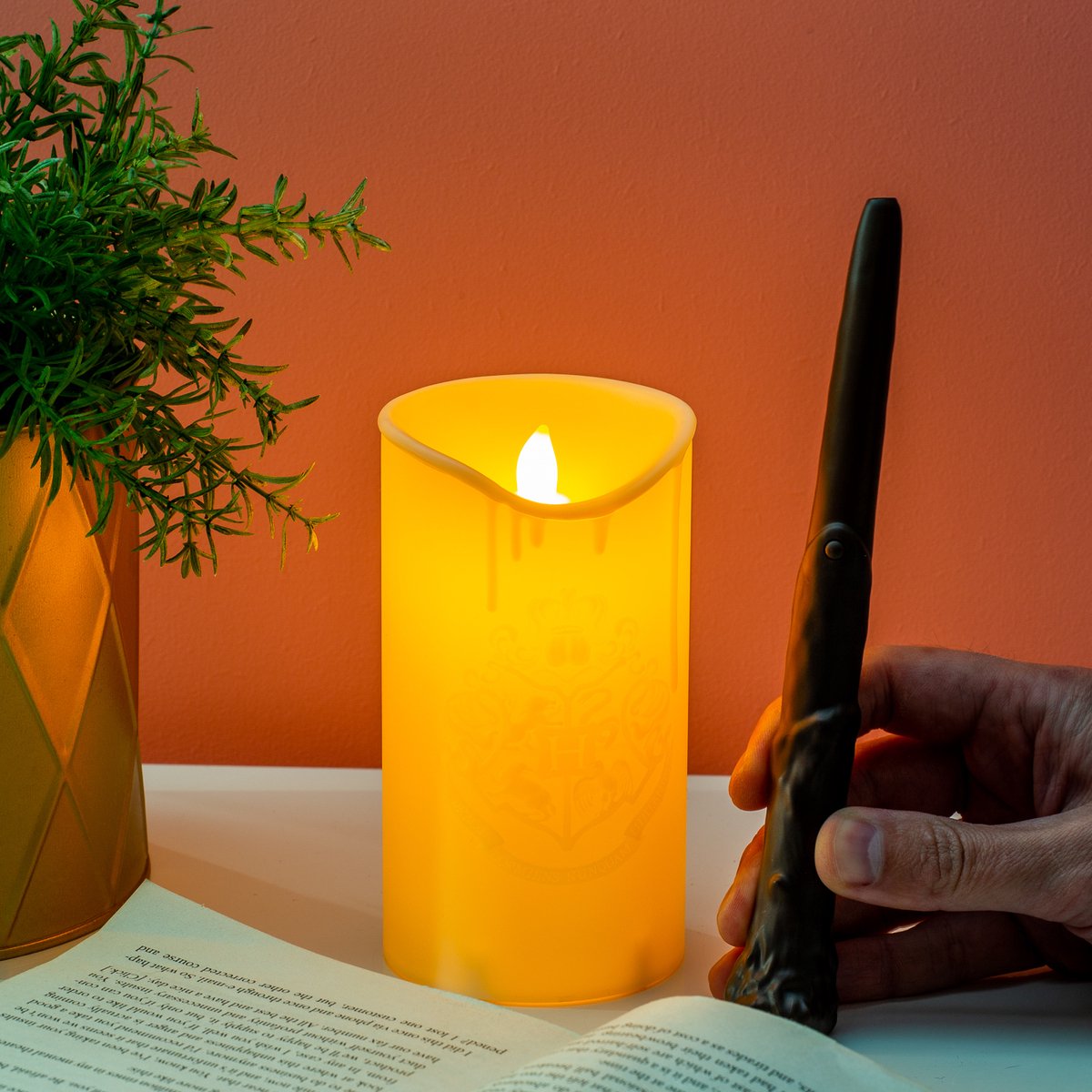 Paladone harry potter hogwarts led‑kaars met toverstaf afstandsbediening – officieel gelicentieerde wizarding world merchandise, kaarslichtdecoratie voor thuiste‑evenementen-