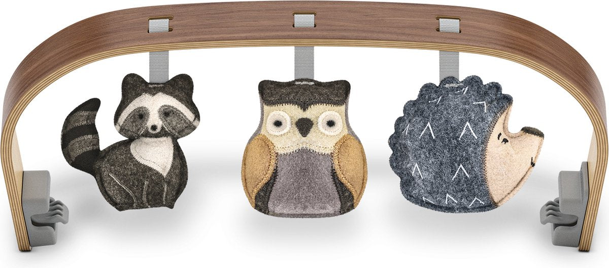 Uppababy - speelboog forest fun voor mira - wipstoel - walnoot houten beugel met kleurrijke houten vormen met textuur
