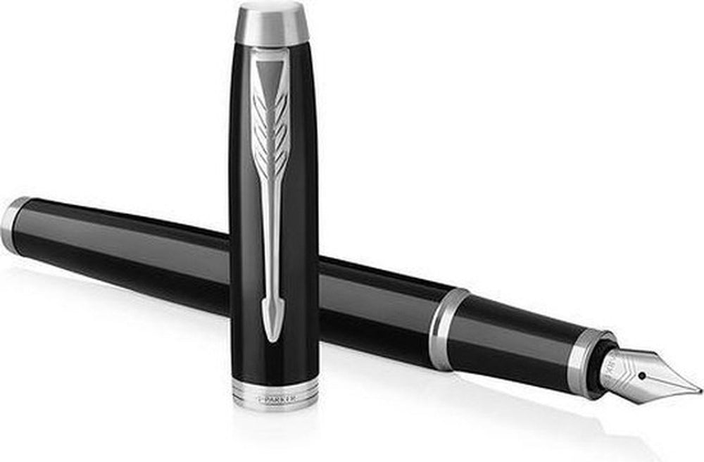 Parker im vulpen | zwarte lak met chroom detail | fijne penpunt met blauwe navulling | geschenkdoos