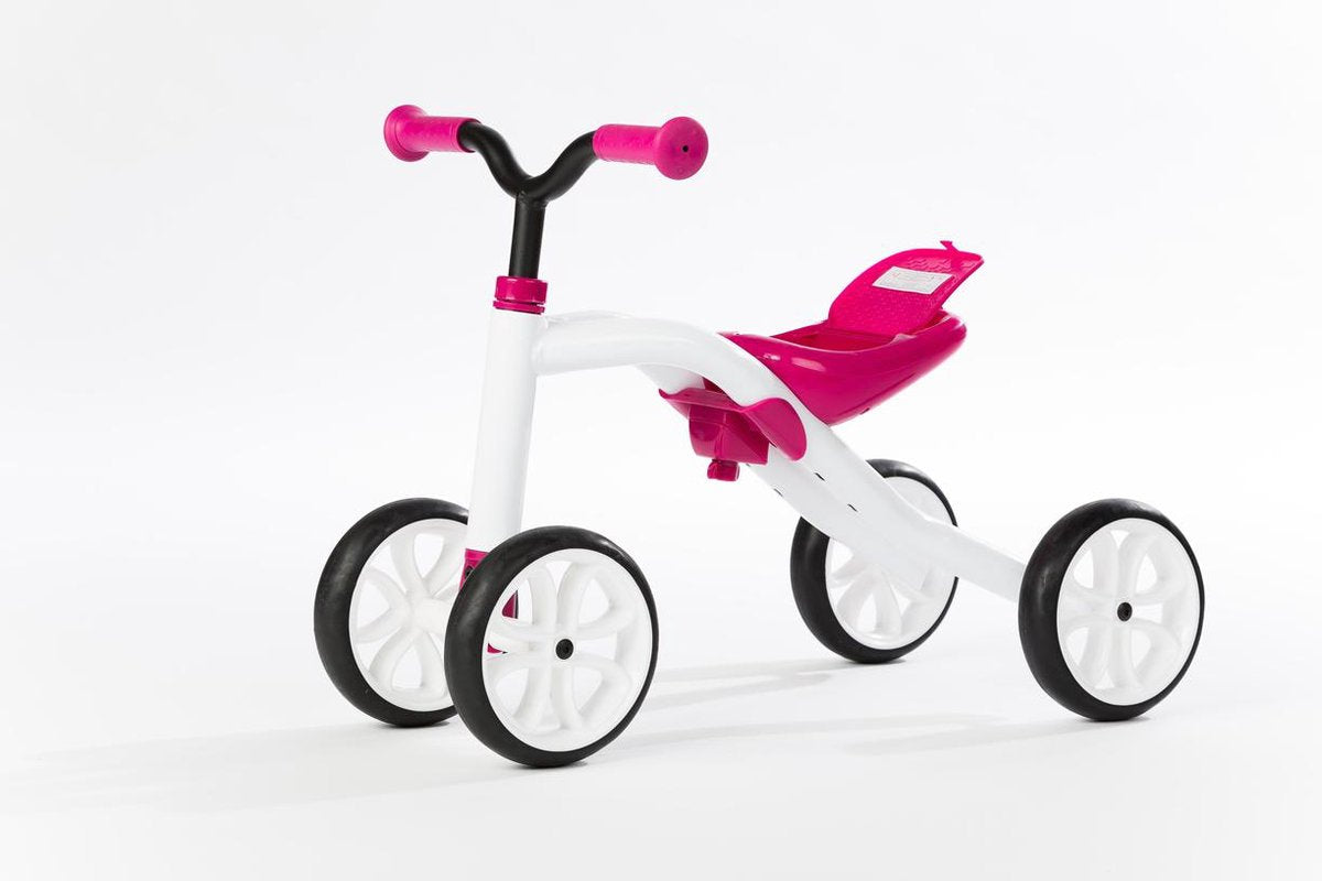 Chillafish loopfiets 1 jaar voor meisjes - vierwieler loopfiets tot 3 jaar met opbergvak - roze - lichtgewicht loopauto met verstelbare zitting en draaghandvat - extra stabiel - stille anti slip banden voor binnen en buiten - model quadie