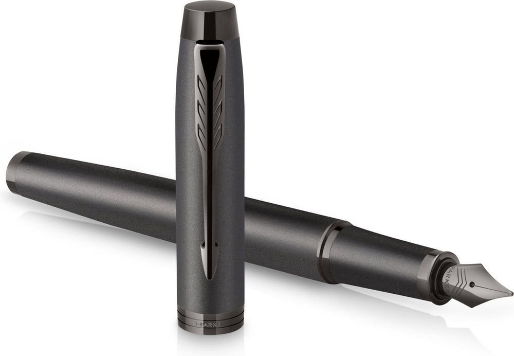 Parker im monochrome vulpen | blauwe inkt | gunmetal afwerking en details | fijne punt | geschenkverpakking