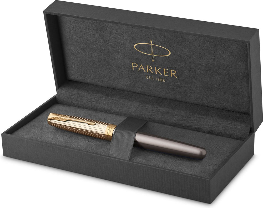Parker sonnet pioneers collection vulpen | grijze lak met gouden dop en details | fijn puur gouden penpunt | zwarte inkt en converter | met geschenkdoos