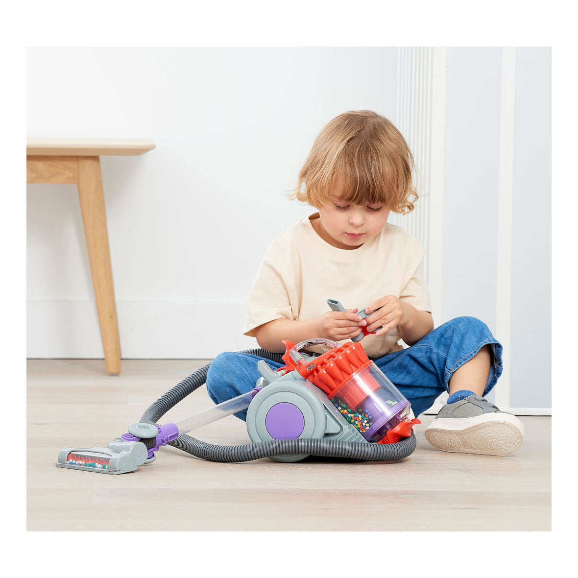 Casdon speelgoed stofzuiger dyson dc22 met realistische zuigkracht.
