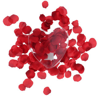 Rozenblaadjes rood in geschenkverpakking hart