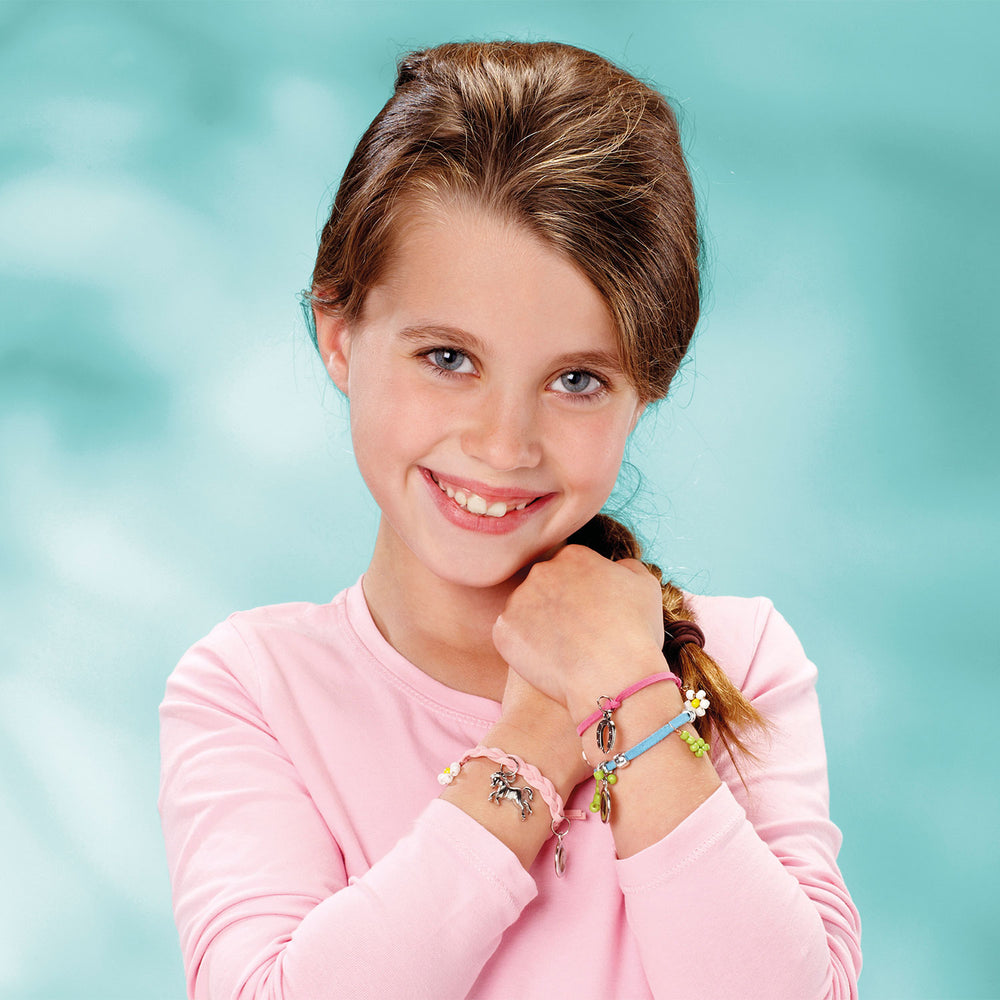 Totum pretty pony - knutselset paarden sieraden maken - bedel armbandjes maken met hoefijzer en paardenbedels - creatief speelgoed meisjes knutselset - cadeautip