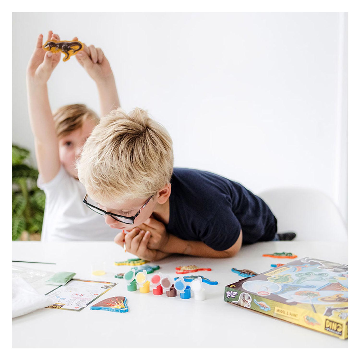 Totum dinosaurus junior knutselset gips en verfset dino forever model paint inclusief gips, 6 kleuren verf - cadeautip jongens